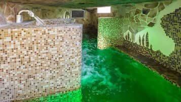 2 innendørsbassenger, sesongbasert utendørsbasseng og bassengparasoller