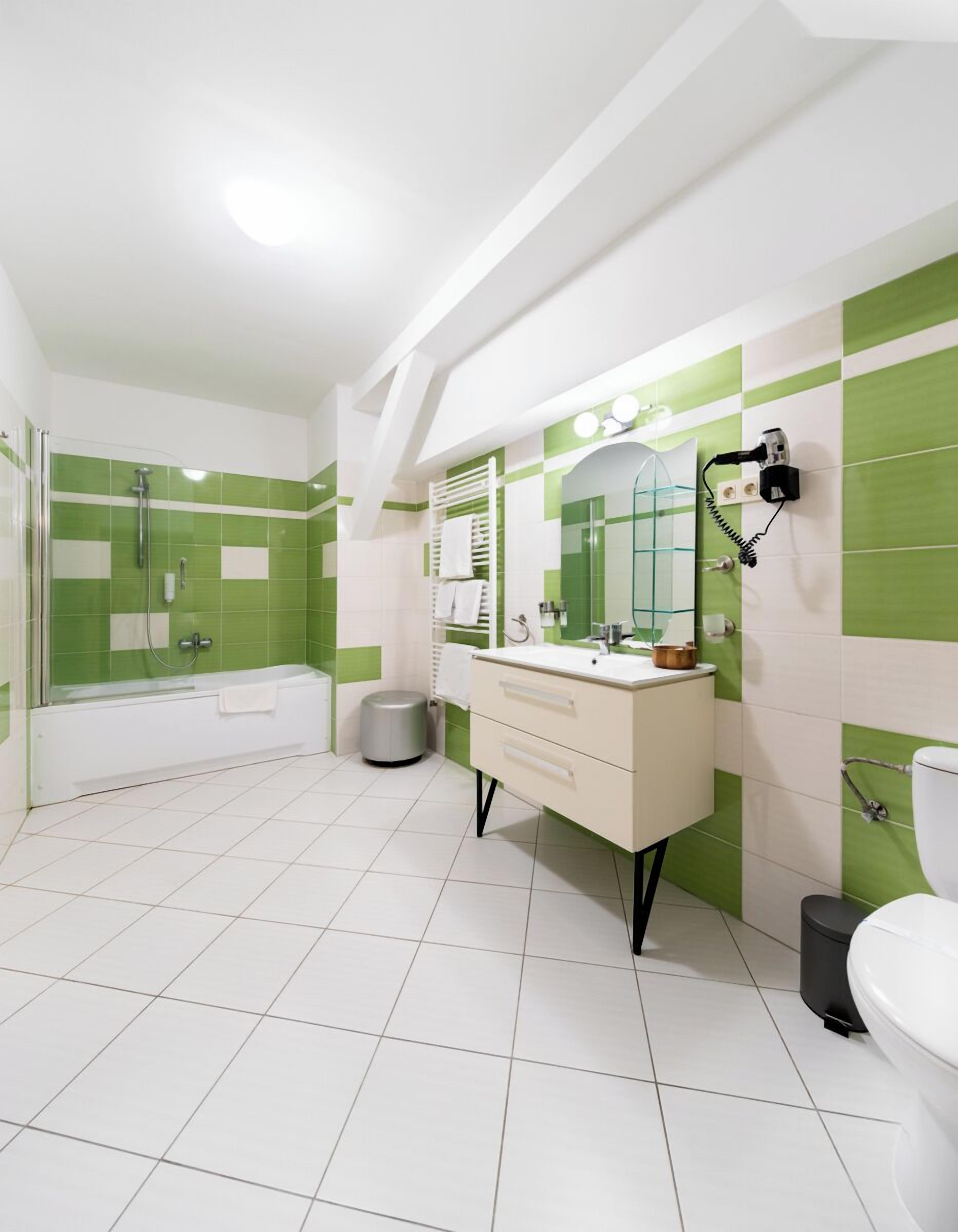 Une salle de bain avec une baignoire, un lavabo et des toilettes.