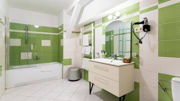 Une salle de bain avec une baignoire, un lavabo et des toilettes.