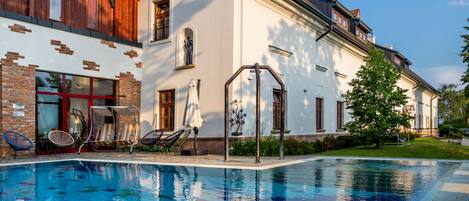 2 innendørsbassenger, sesongbasert utendørsbasseng og bassengparasoller