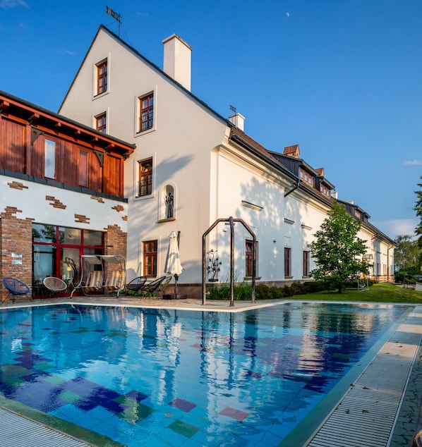 2 Innenpools, Außenpool (je nach Saison geöffnet), Sonnenschirme