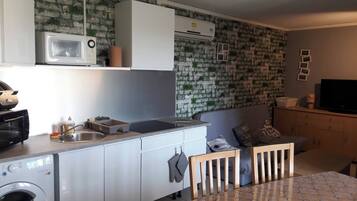 Réfrigérateur, micro-ondes, four, cafetière/bouilloire