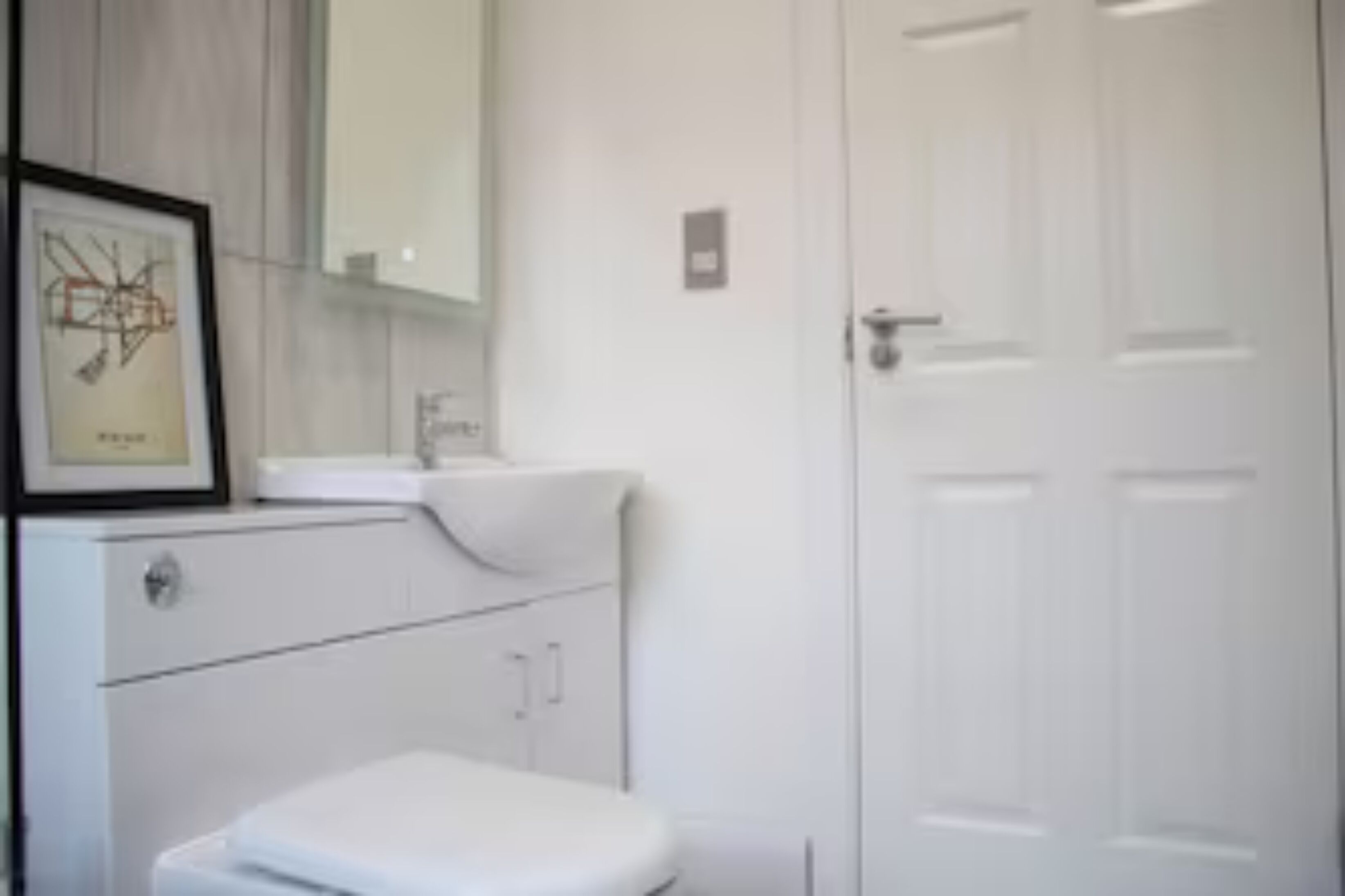 Secador de pelo, toallas, jabón, papel higiénico