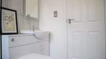 Haartrockner, HandtĂŒcher, Seife, Toilettenpapier