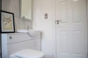 吹风机、毛巾、肥皂、卫生纸