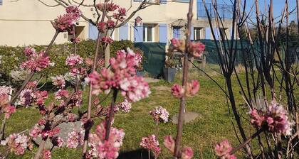 Gite du Levant, espace et couleur, clim réversible, rez de jardin au calme