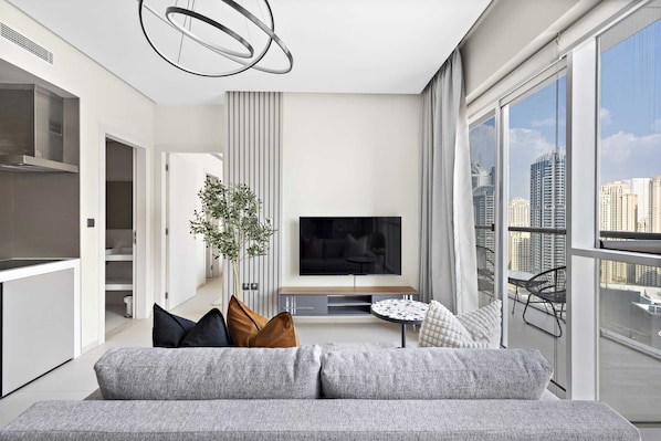 Luksus-lejlighed | Opholdsområde | 43-tommers fladskærms-tv med kabelkanaler