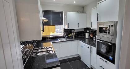 Newly Refurbished 3 Bedroom Flat