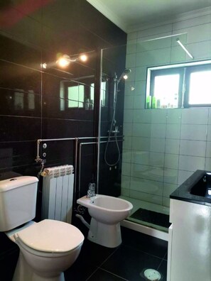 Bidet, toallas, jabón, shampoo 