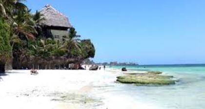 3 Bedroom House With air Conditioning Near the Beach :)