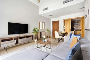 Business Apartment | Living area | 43-inch flat-screen TV with cable channels - Silkhaus Yansoon, Downtown Dubai (Dubai)