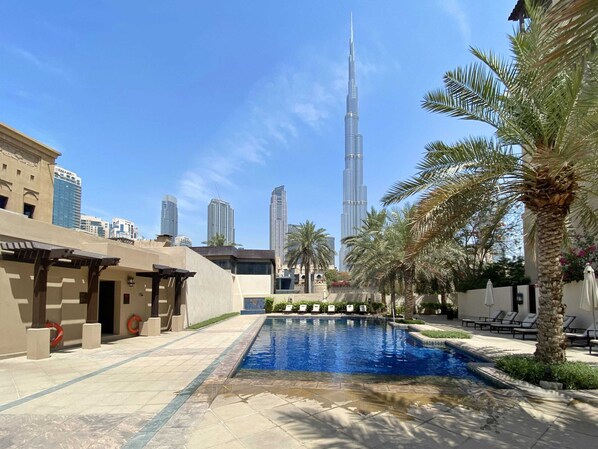 Outdoor pool - Silkhaus Yansoon, Downtown Dubai (Dubai)