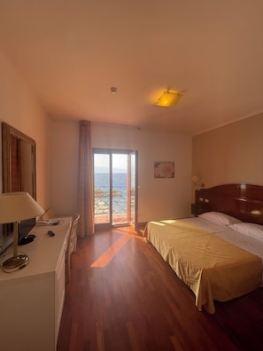 Panoramic Double or Twin Room | Down comforters, pillowtop beds, desk, laptop workspace - La Lampara (Reggio Calabria)