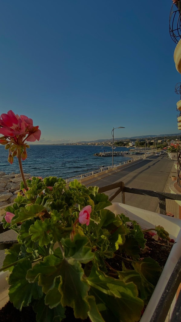 Panoramic Double or Twin Room | Down comforters, pillowtop beds, desk, laptop workspace - La Lampara (Reggio Calabria)