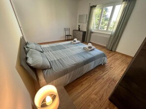 3 chambres, fer et planche à repasser, Wi-Fi gratuit, draps fournis