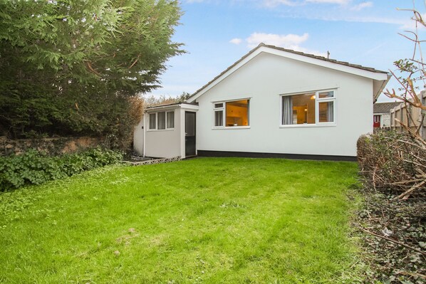 A single-story house with a white exterior and a small front yard. - Heulwen - sleeps 7 - Moelfre - Anglesey (Moelfe)