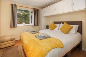 2 bedrooms, iron/ironing board, internet, bed sheets