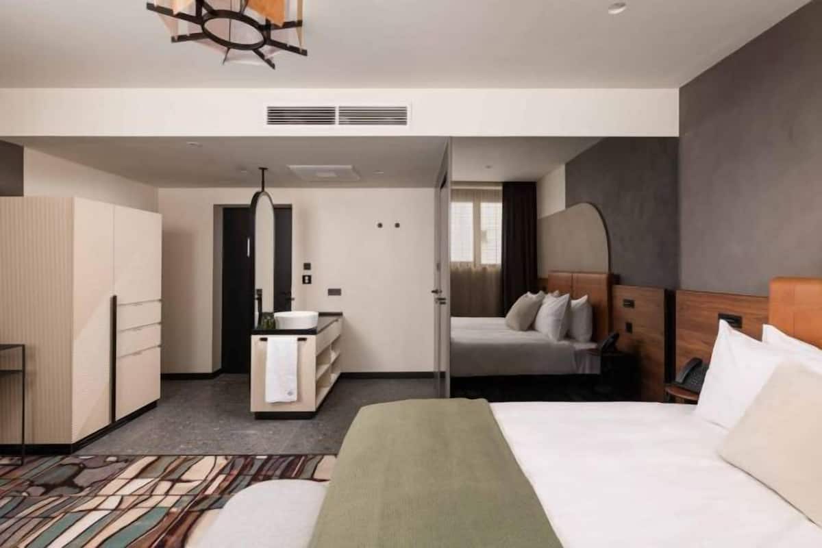 Ropa de cama de alta calidad, colchones con efecto memoria y minibar
