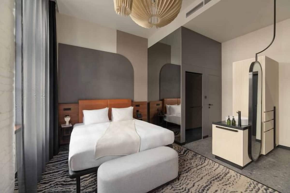 Ropa de cama de alta calidad, colchones con efecto memoria y minibar