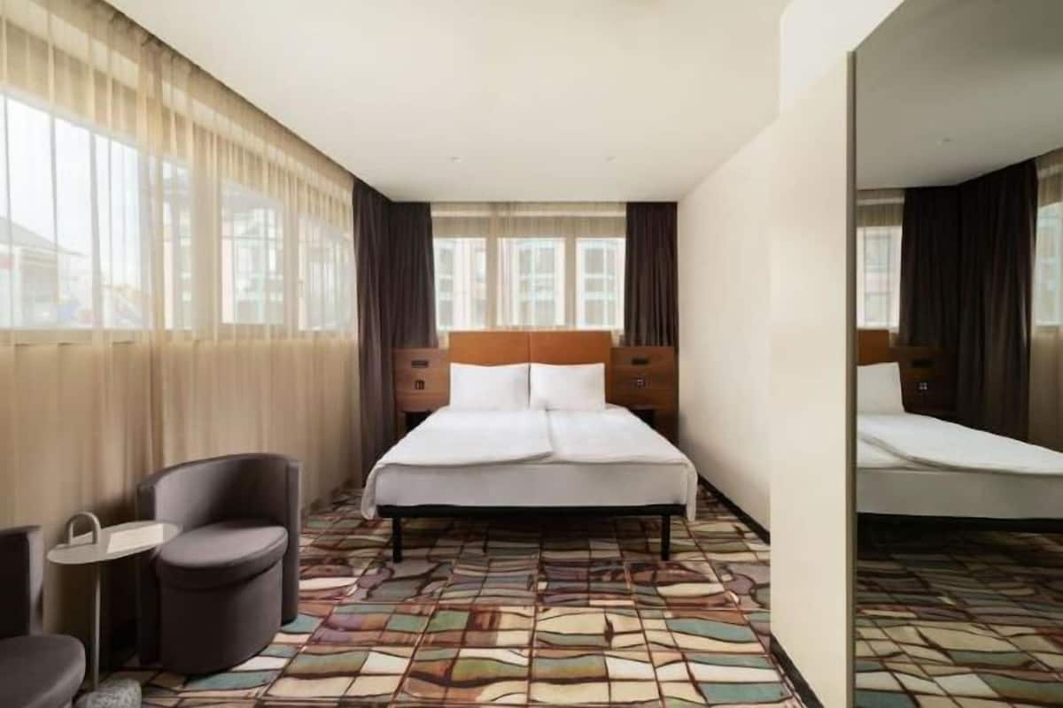 أغطية فراش متميزة وأسرّة بإسفنج يتكيف مع شكل الجسم وميني بار