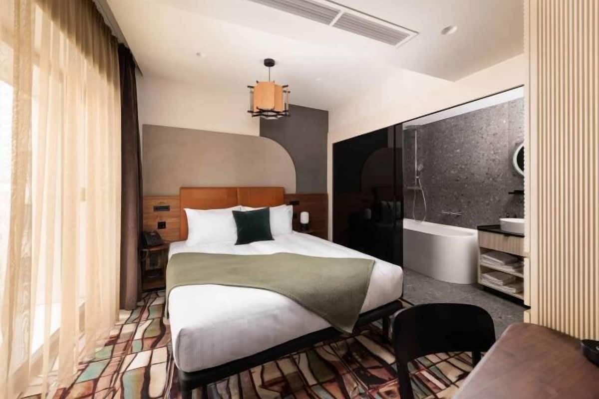 1 bedroom, premium bedding, memory-foam beds, minibar