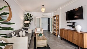 Een moderne woonkamer met een bank, salontafel en tv-meubel.