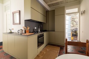 Fridge, oven, stovetop, coffee/tea maker