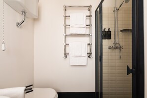 Douche, sèche-cheveux, bidet, serviettes fournies