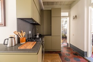 Fridge, oven, stovetop, coffee/tea maker