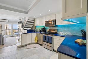 Micro-ondas, lava-louças, cafeteira/chaleira