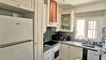 Køleskab, mikrobølgeovn, ovn, kogeplade