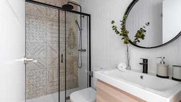 Appartement | Badkamer | Een douche, een regendouche, een haardroger, handdoeken