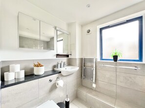 Haartrockner, Handtücher, Toilettenpapier