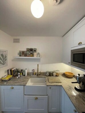 Leilighet – basic, 1 dobbeltseng | Eget kjøkken | Kjøleskap, mikrobølgeovn, ovn og kokeplater