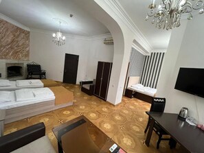 Deluxe vierpersoonskamer, 2 slaapkamers | Een kluis op de kamer, verduisterende gordijnen