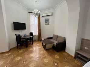 デラックス 4 人部屋 2 ベッドルーム | リビング エリア | 薄型テレビ