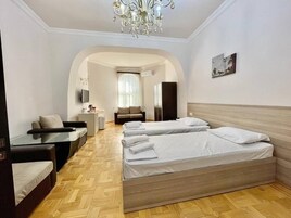 Caja fuerte, cortinas opacas, tabla de planchar con plancha