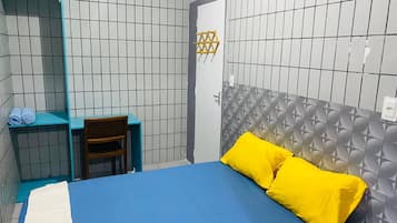 Habitación económica con 2 camas individuales | 1 dormitorio, sistema de insonorización, wifi gratis