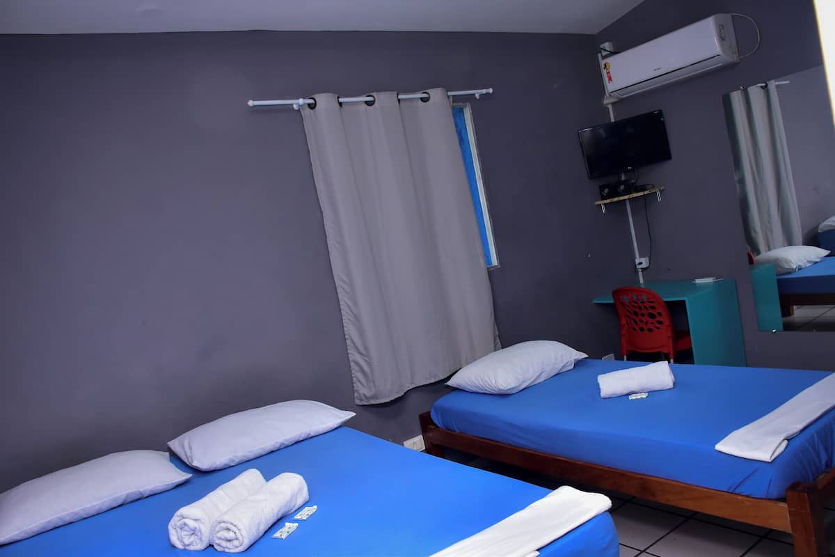 Habitació amb dos llits individuals econòmica | Habitacions insonoritzades i wifi gratuïta 