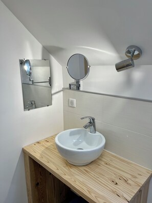 Dusche, Haartrockner, HandtĂŒcher, Toilettenpapier