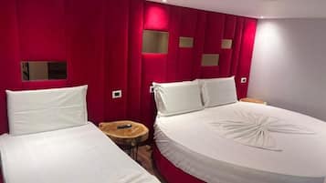 Paritalo, parveke (5 Adults) | Tallelokero huoneessa, työpöytä, pimennysverhot, ilmainen Wi-Fi