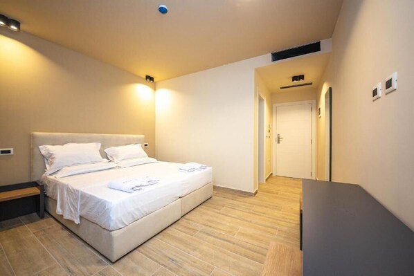 标准双人房或双床房 | 办公桌、免费 WiFi