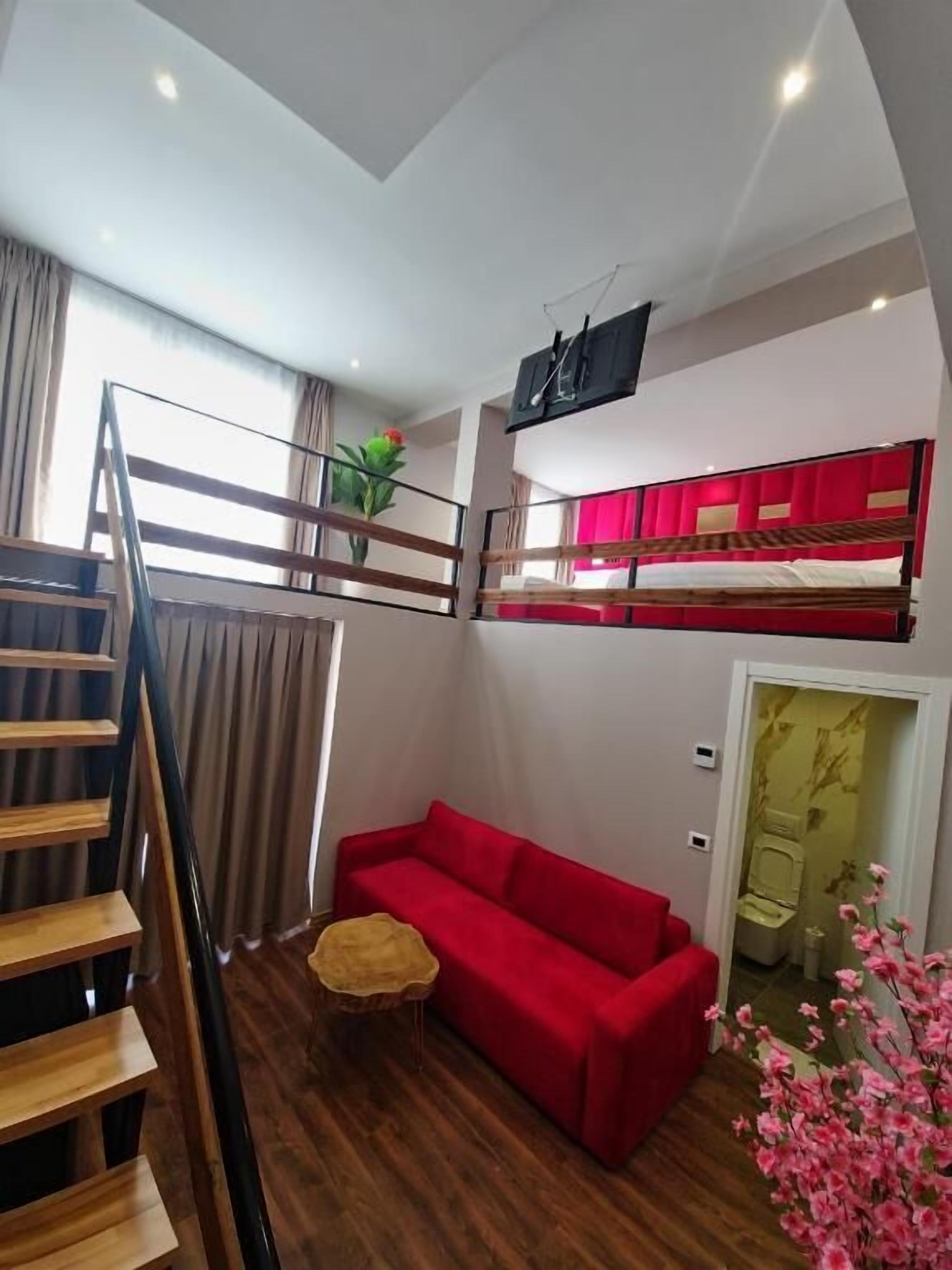 Escritorio, wifi gratis y ropa de cama 
