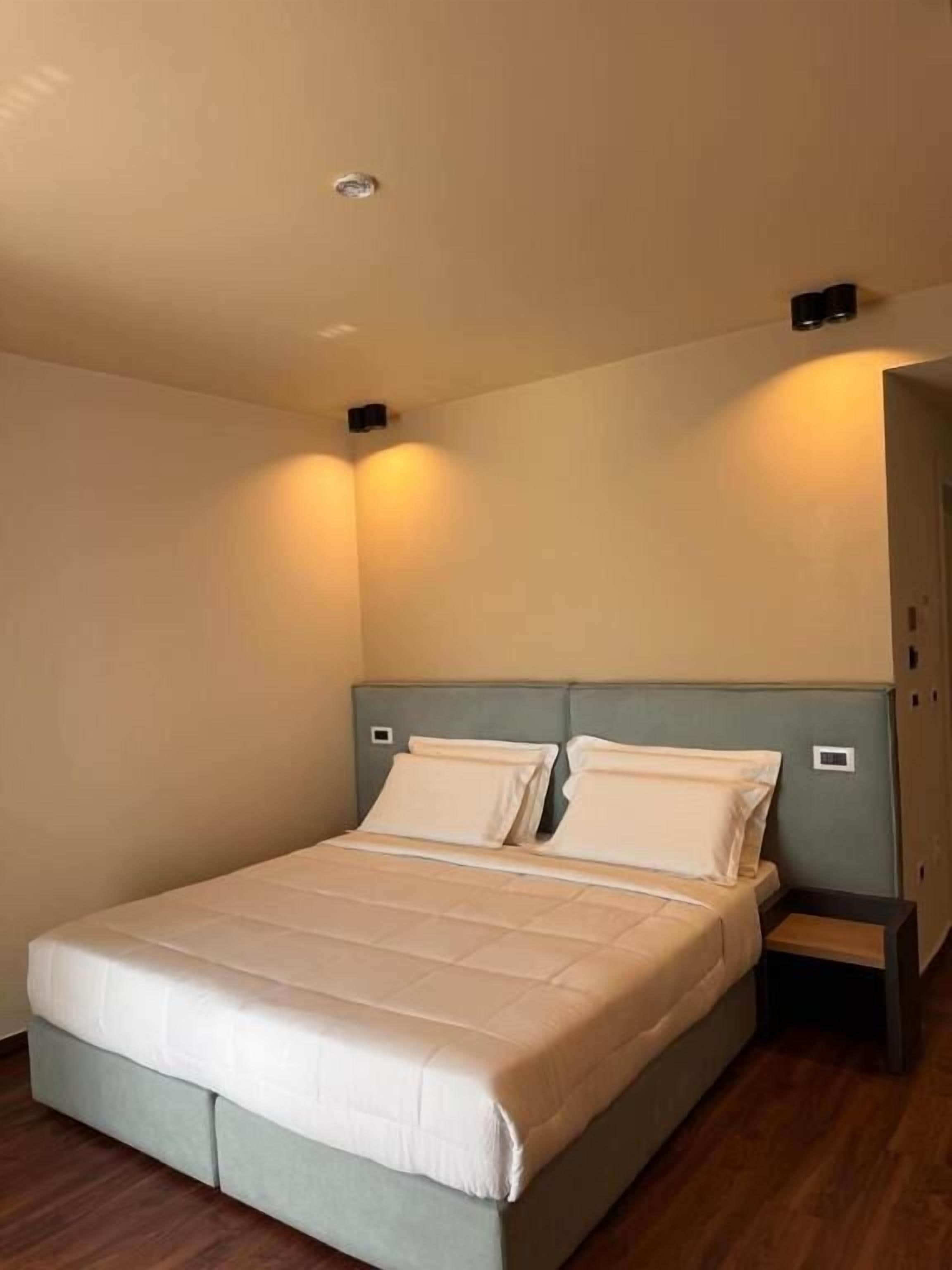Caja de seguridad en la habitación, escritorio y cortinas blackout 