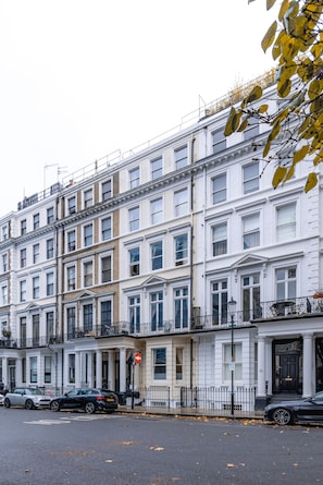 Exterior - The Courtfield (London)