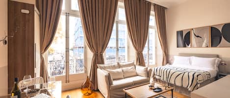 Deluxe Studio, 1 Double Bed, Kitchenette | Living area
