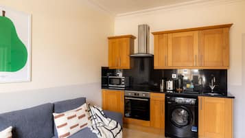 Apartment, 1 Double Bed with Sofa bed, Kitchenette | Private kitchenette | Mini-fridge, microwave, oven, stovetop