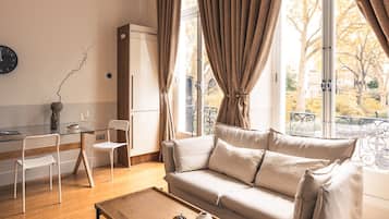 Deluxe Studio, 1 Double Bed, Kitchenette | Living area | Smart TV
