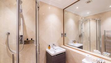 Estudio Deluxe, 1 cama matrimonial, cocineta | Baño | Secadora de cabello, toallas, jabón, shampoo