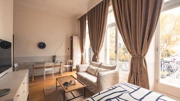 Deluxe Studio, 1 Double Bed, Kitchenette | Living area